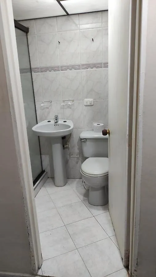 Quarto em Acomodações Particulares Hab. Cama Doble Y Bano Privado #3 Apartamento Medellín Colômbia
